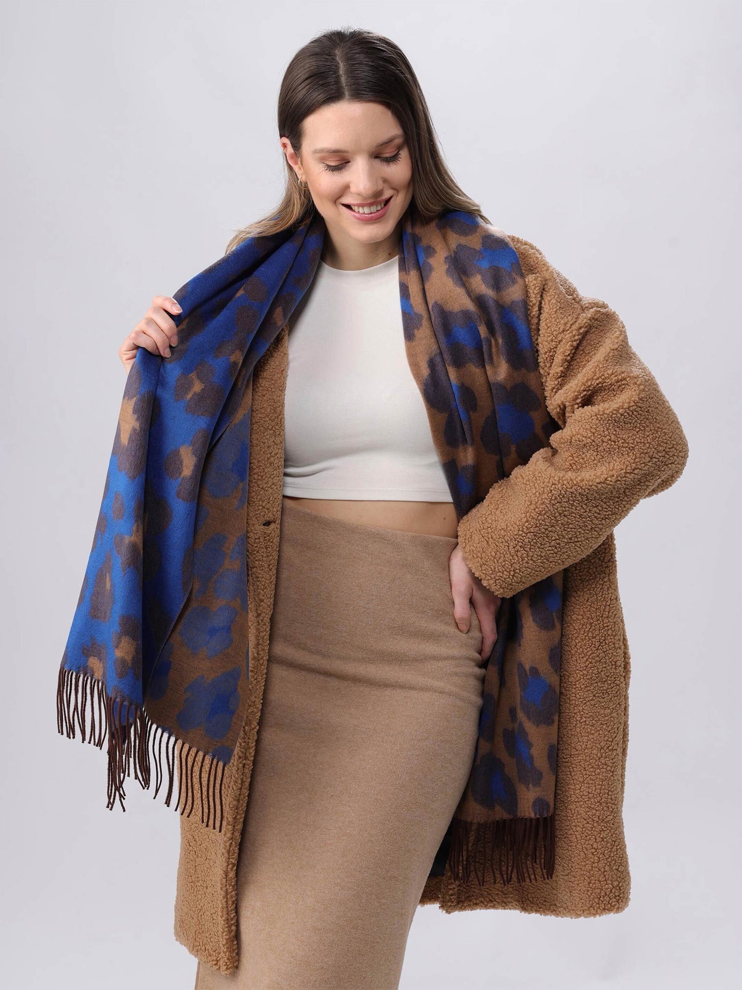 Zweifarbiger Cashmink-Schal mit Leo-Design