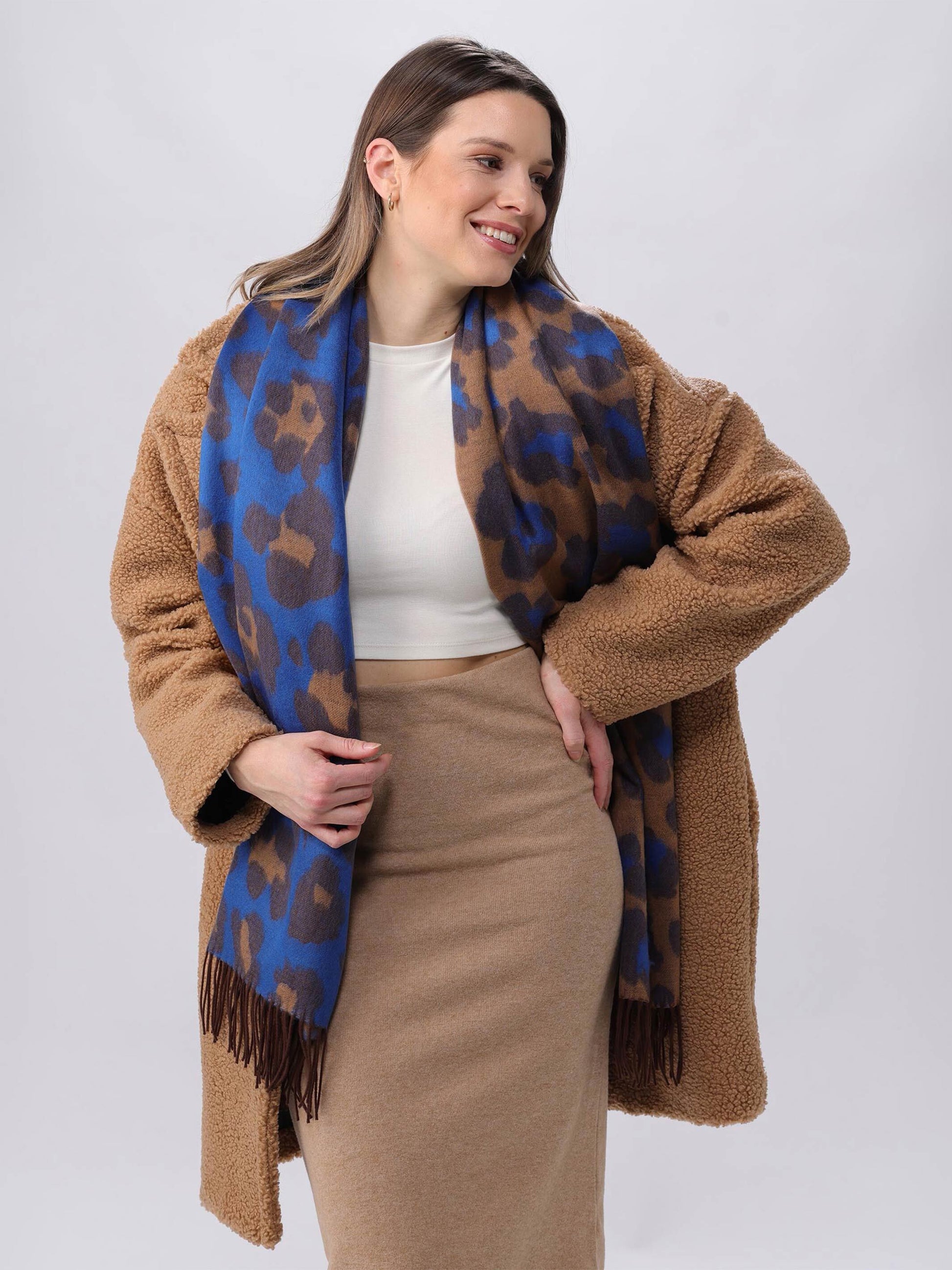 Zweifarbiger Cashmink-Schal mit Leo-Design