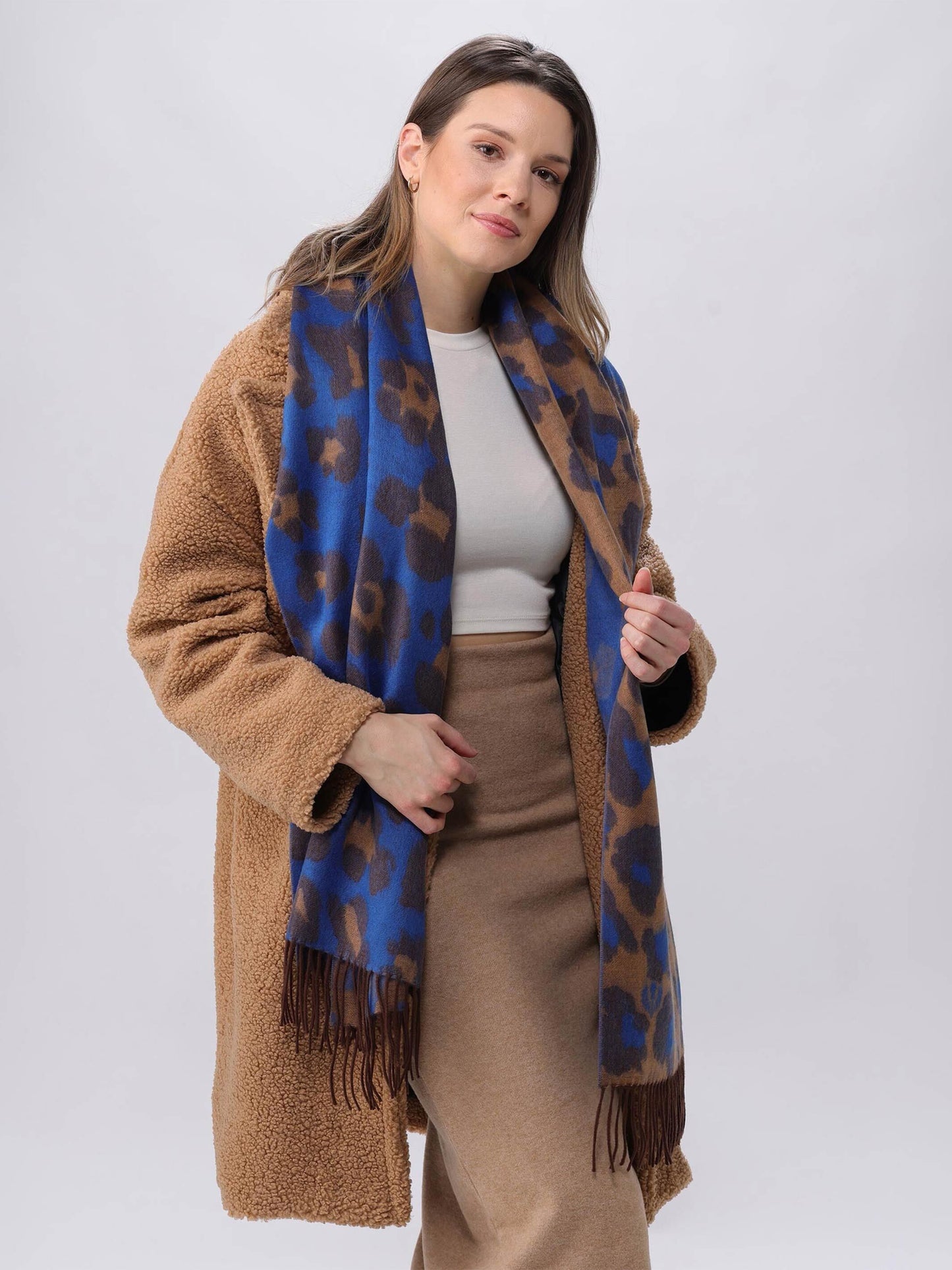 Zweifarbiger Cashmink-Schal mit Leo-Design